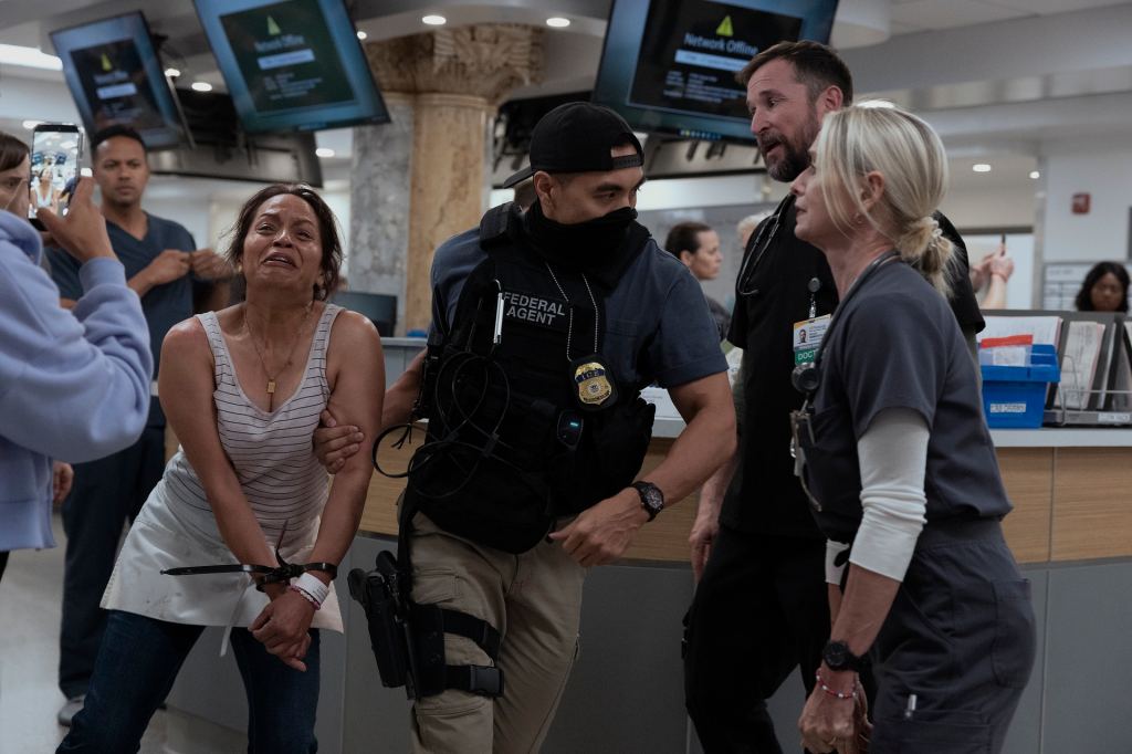 'The Pitt' ile ICE'nin Sert Çatışması: Acil Servislerin Dramatik Gerçeği